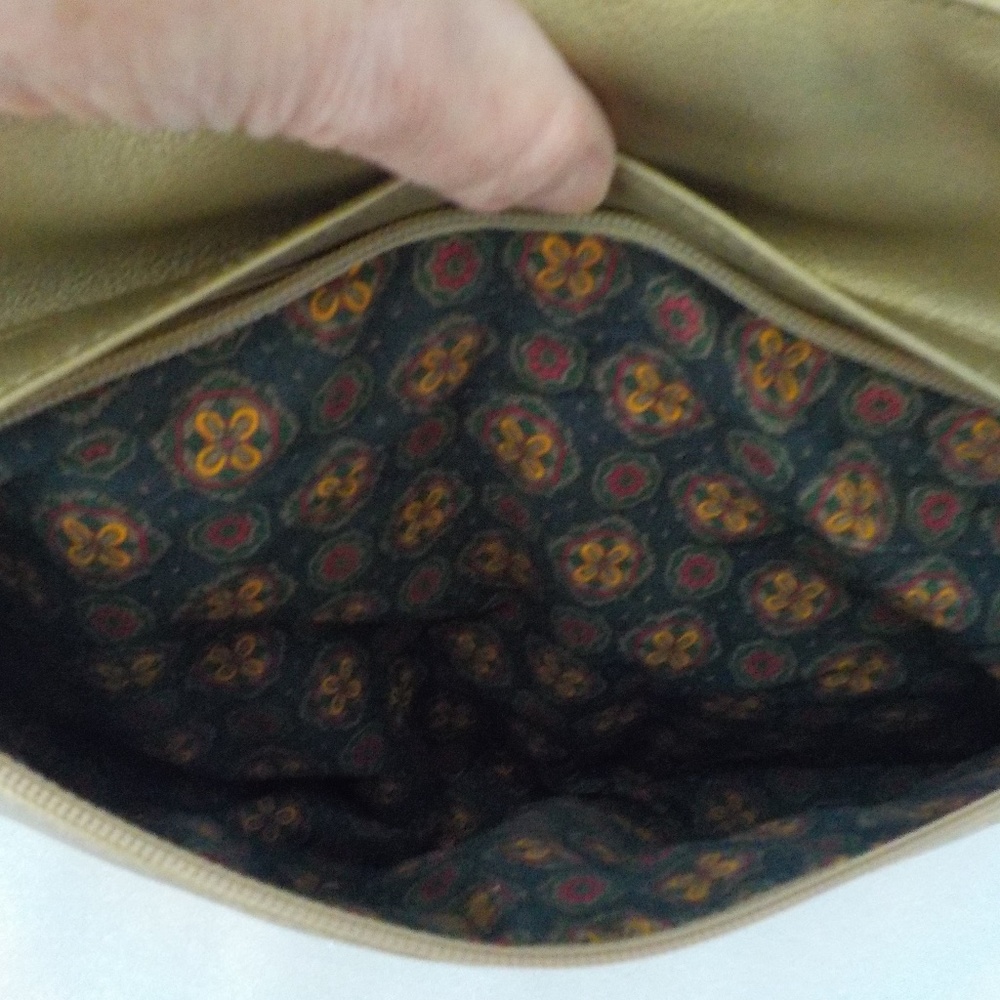 Large Tote With Awesome Inside Sections - image 7